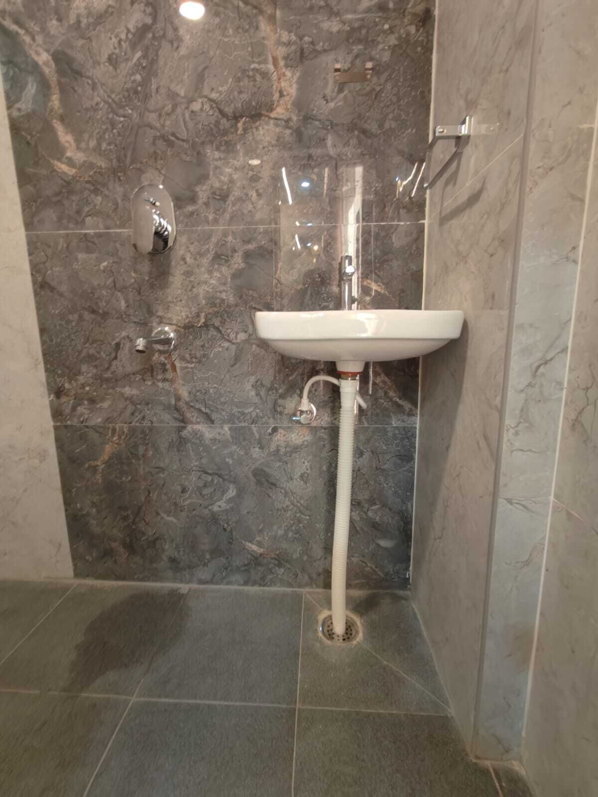 Habitación clásica doble | Baño | Ducha, artículos de higiene personal gratuitos, toallas y jabón