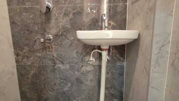 Quarto casal clássico | Banheiro | Chuveiro, produtos de toalete grátis, toalhas de banho, sabonete