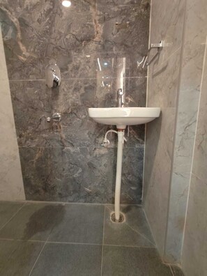 Classic Double Room | Bilik Mandi | Pancuran mandi, kelengkapan dandanan diri percuma, tuala disediakan 