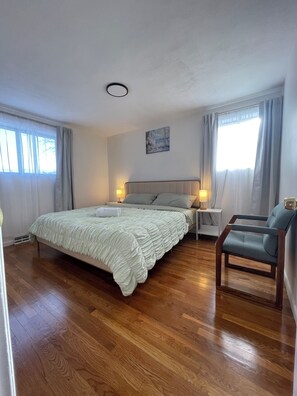 4 bedrooms, iron/ironing board, internet, bed sheets