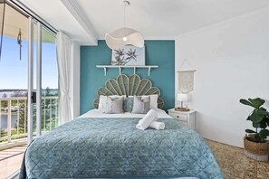 2 bedrooms, iron/ironing board, WiFi, bed sheets - Bright 2 Bed Apartment with Ocean Views (Labrador)