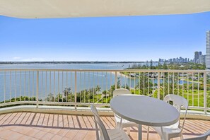 Outdoor dining - Bright 2 Bed Apartment with Ocean Views (Labrador)