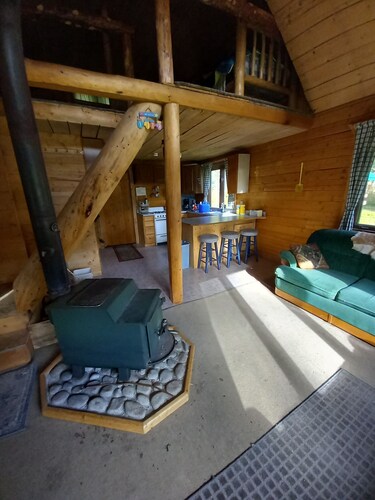 Tranquil and Unique 1 Bedroom Riverside Cabin.