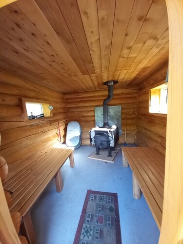 Tranquil and Unique 1 Bedroom Riverside Cabin.