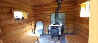 Tranquil and Unique 1 Bedroom Riverside Cabin.