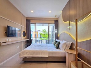 Escritorio, wifi gratis y ropa de cama 