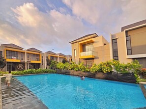 Una piscina al aire libre