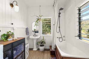 Shower, towels, shampoo - Conondale Lodge – Peaceful Country Escape (Conondale)