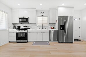 Private kitchen - Cozy & clean 1bd- house/ADU- in wonderful Los Angeles area/ brand new furniture. (Los Angeles)