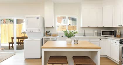 New! Private Guest House, 7m to DT SD and SD Zoo!