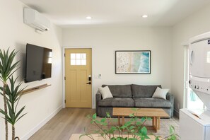 Smart TV - New! Private Guest House, 7m to DT SD and SD Zoo! (National City)