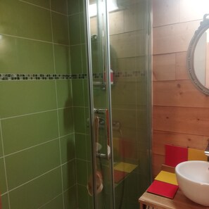 Sèche-cheveux, savon, papier toilette