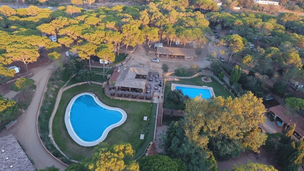 An aerial view of a property with a swimming pool, a patio area, and a large lawn. - Begur Nature Glamping for 5 Guests (Begur)