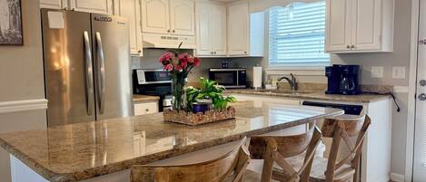 Een koelkast, een microgolfoven, een oven, een kookplaat