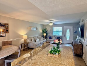 Interior - Private Canal View 2bd/2.5bth Townhome - Golf Cart - 5min Walk to Beach (Panama City Beach)