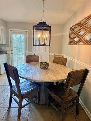 Dining - Private Canal View 2bd/2.5bth Townhome - Golf Cart - 5min Walk to Beach (Panama City Beach)