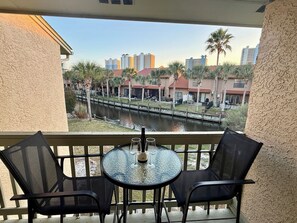 Outdoor dining - Private Canal View 2bd/2.5bth Townhome - Golf Cart - 5min Walk to Beach (Panama City Beach)