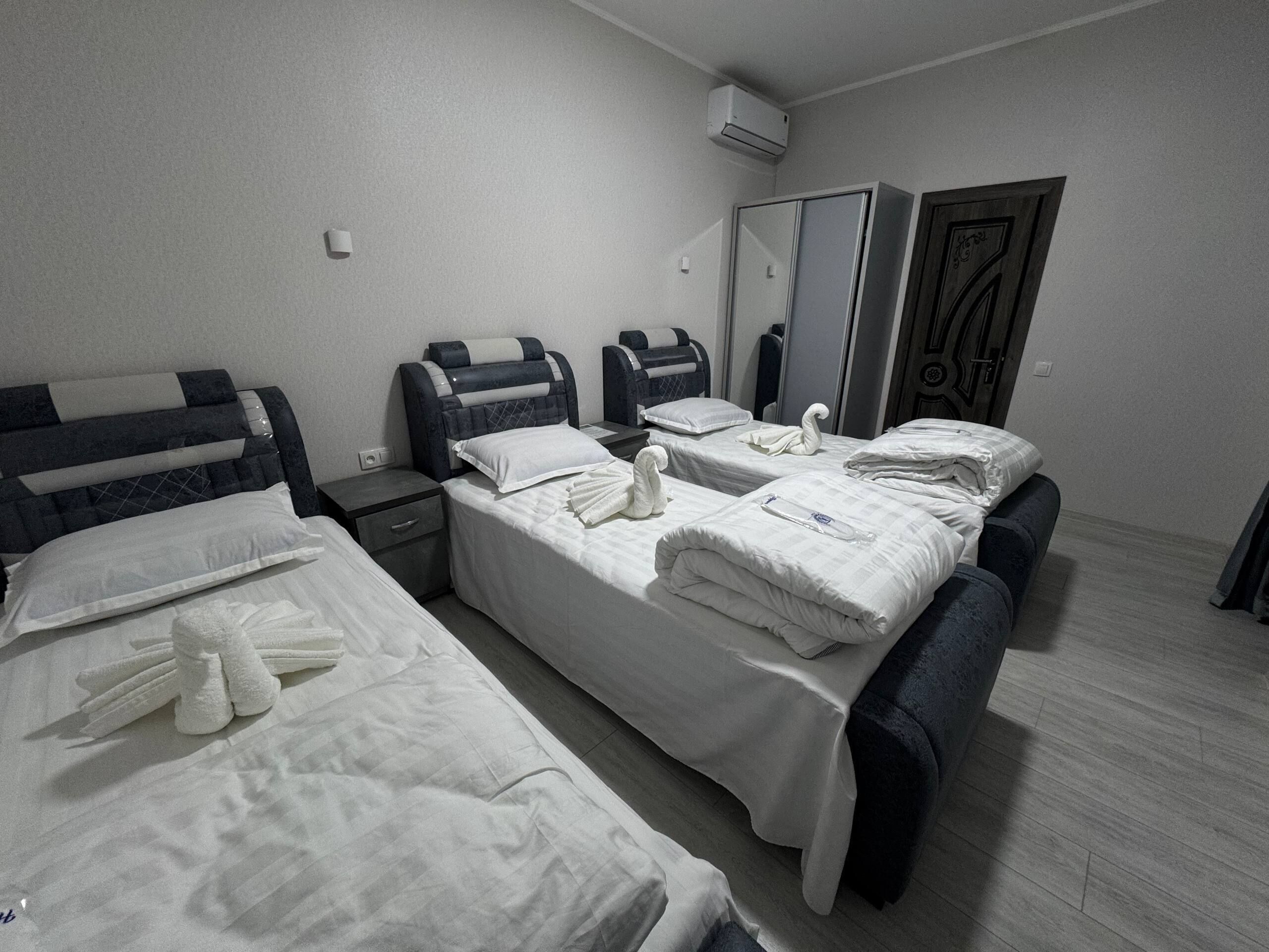 Habitación cuádruple, patio | Zona de estar | Una televisión