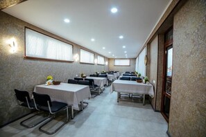 Triple Room, Patio, City View | Meeting facility