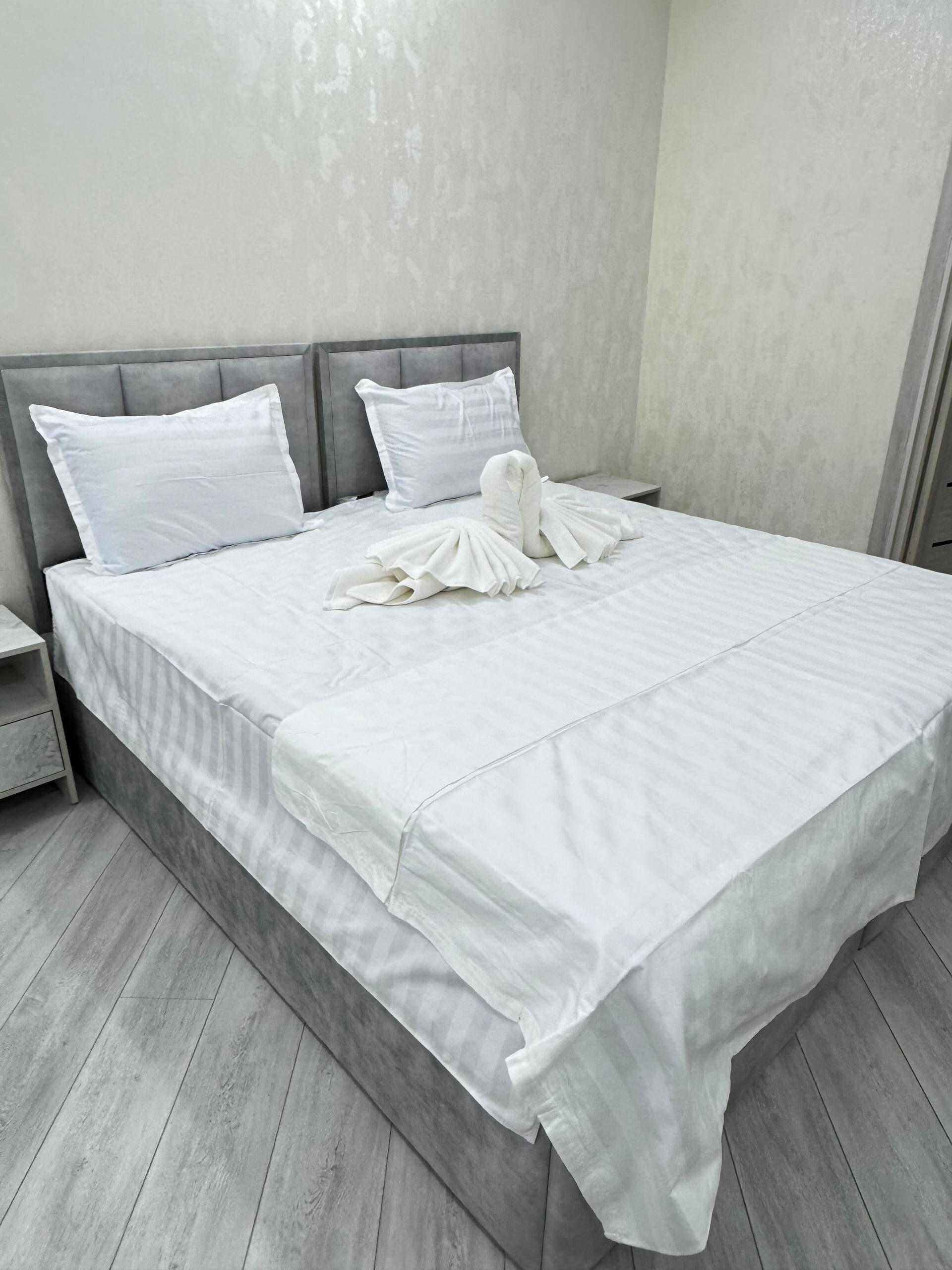 Habitación Deluxe con 1 cama doble o 2 individuales, patio | Zona de estar | Una televisión