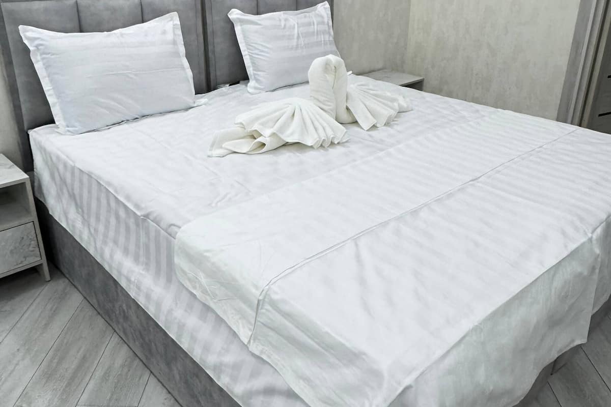 Habitación Deluxe con 1 cama matrimonial o 2 individuales, patio | Área de sala de estar | Televisión