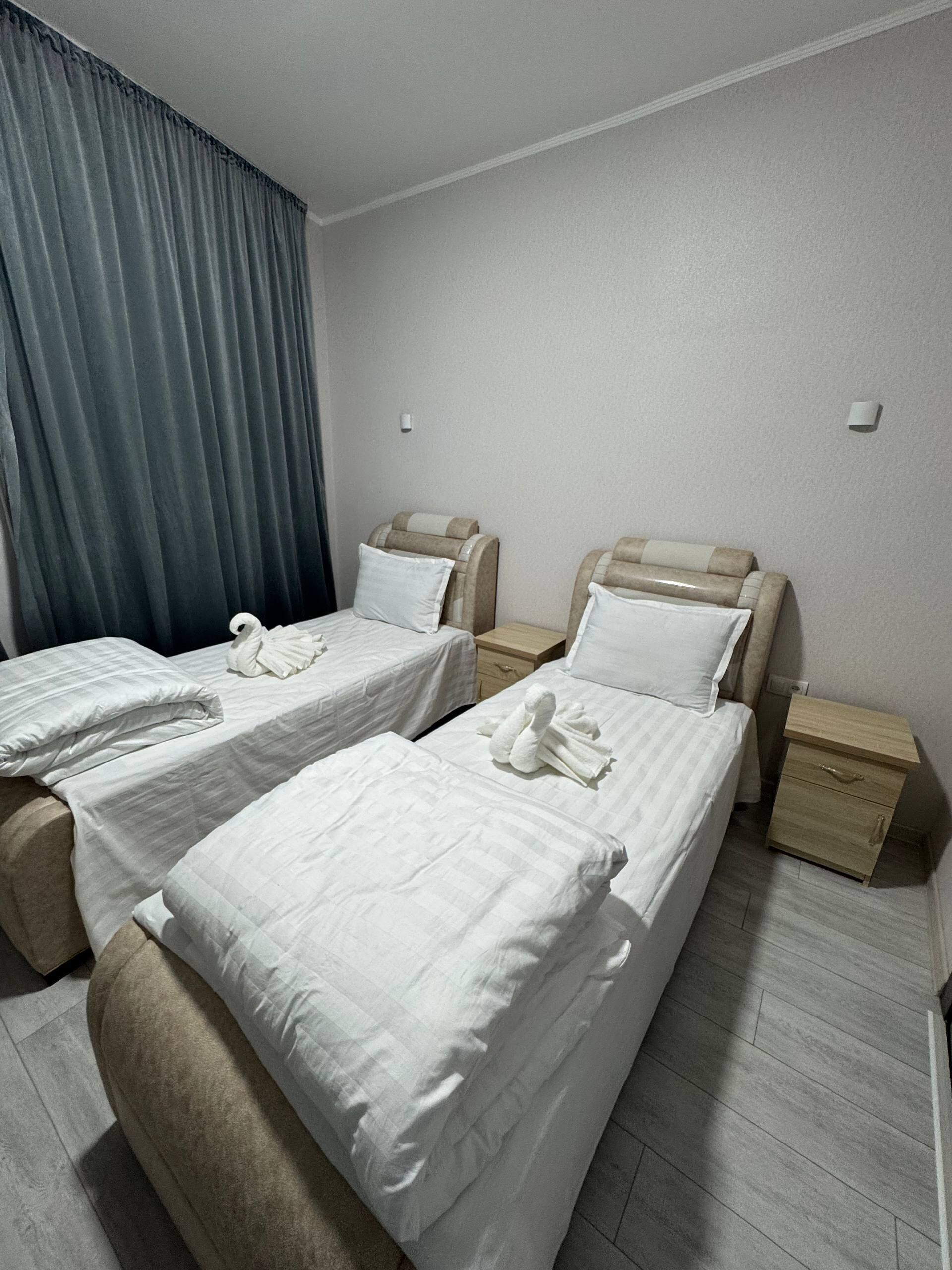 Habitación estándar con 1 cama doble o 2 individuales, patio | Zona de estar | Una televisión