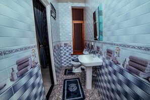 Kolmen hengen huone, patio, kaupunkinäköala | Kylpyhuone | Ilmaiset hygieniatuotteet, hiustenkuivaaja, tohvelit, pyyhkeet