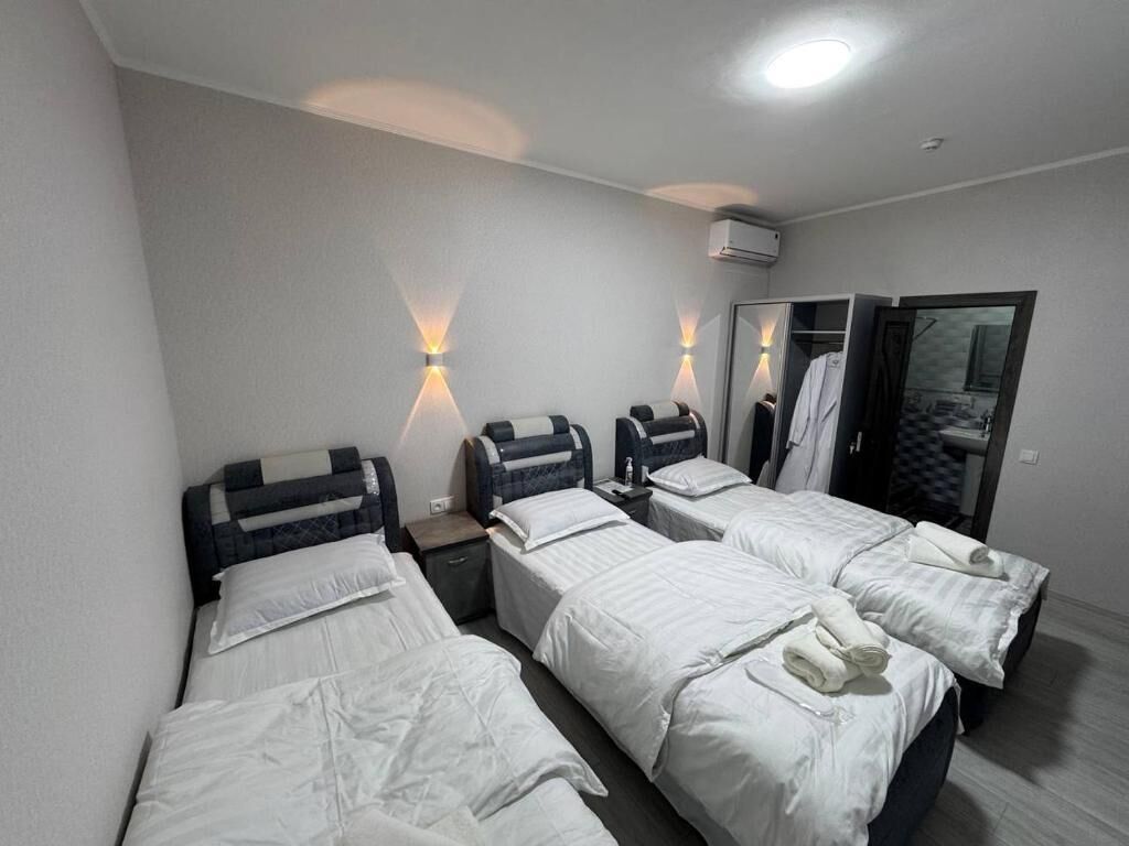 Kolmen hengen huone, patio, kaupunkinäköala | Työpöytä, ilmainen Wi-Fi