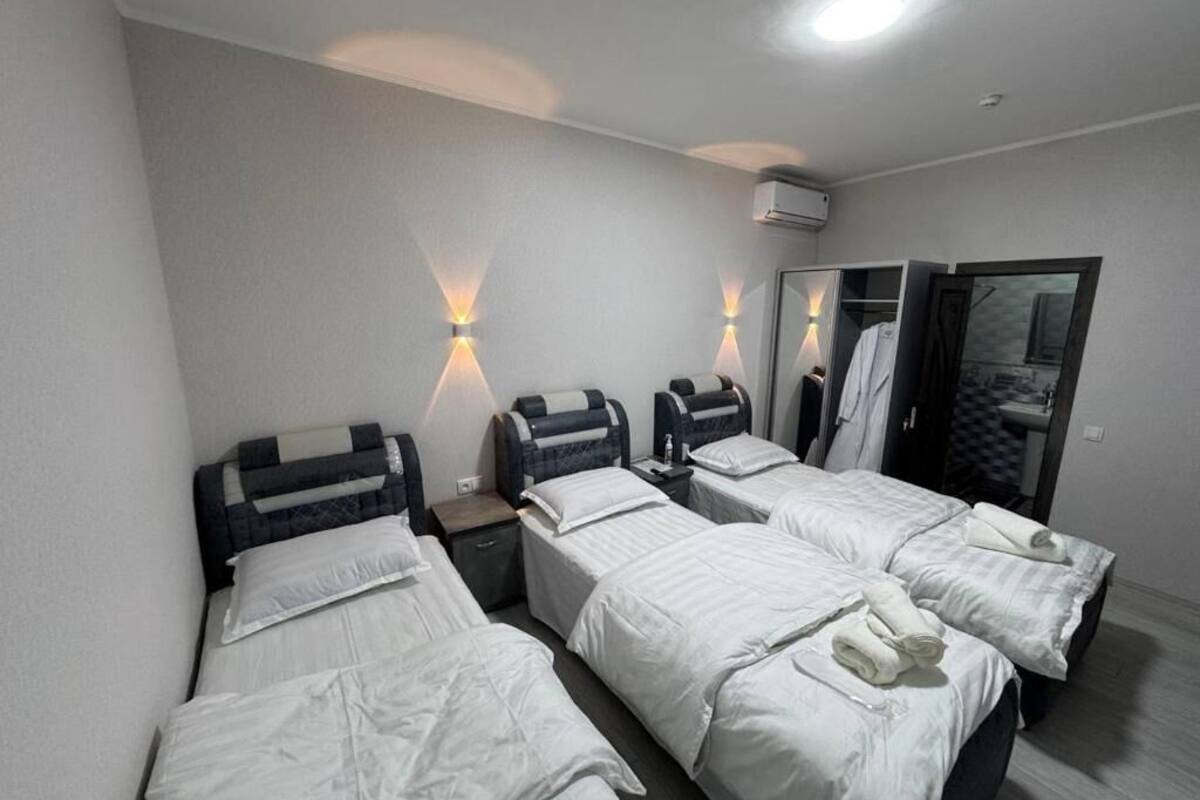 Kolmen hengen huone, patio, kaupunkinäköala | Työpöytä, ilmainen Wi-Fi