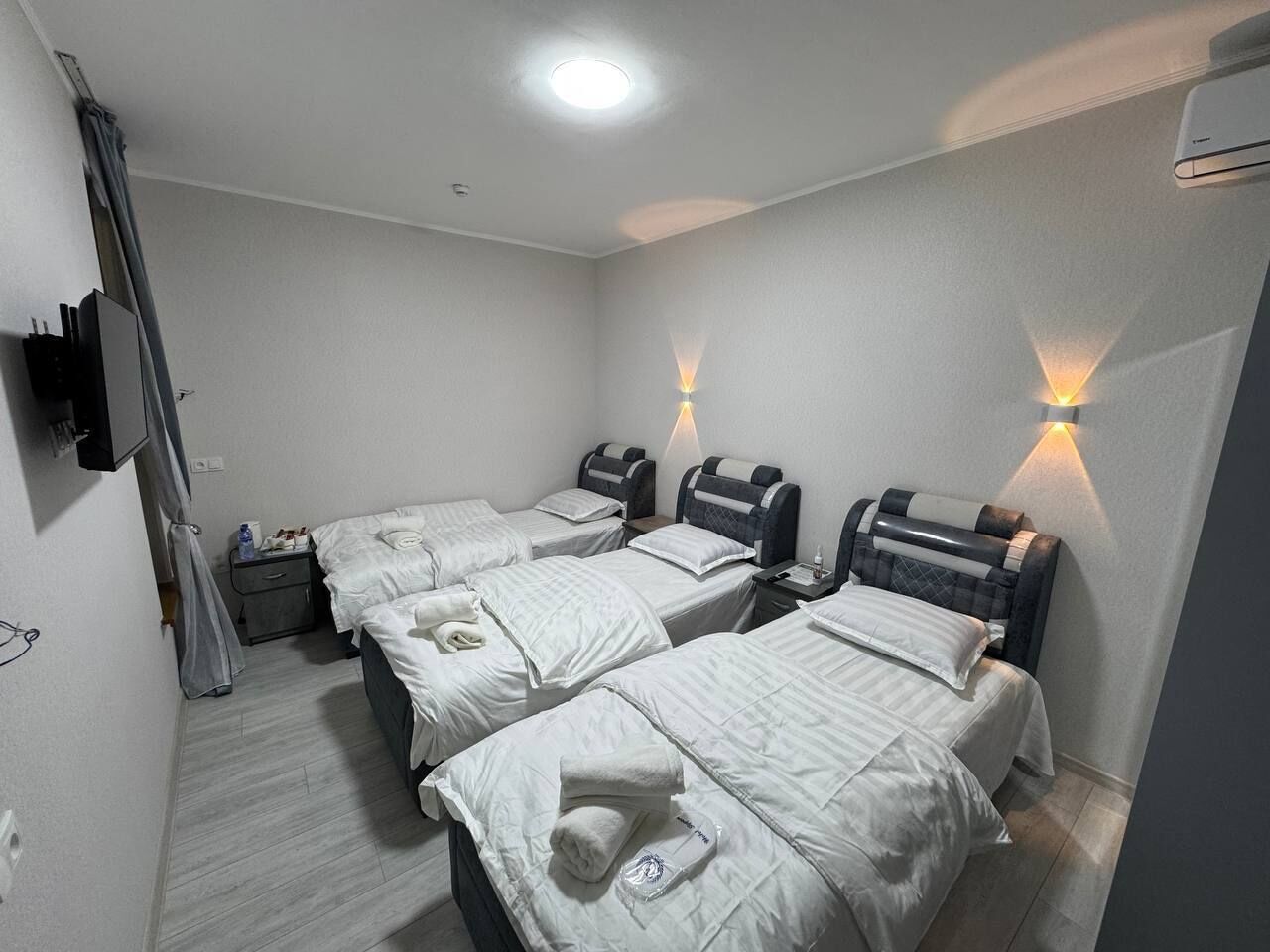 Habitación triple estándar, patio | Zona de estar | Una televisión
