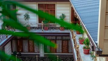 Camera tripla, patio, vista città | Dettaglio esterni