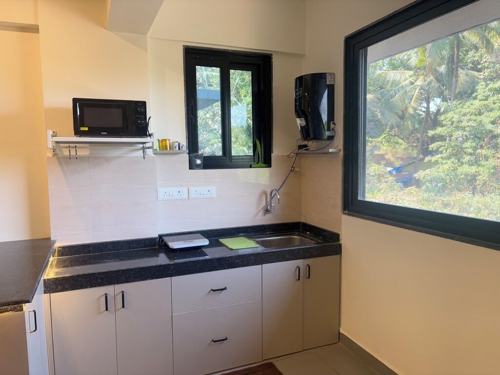 Appartement Deluxe | Cuisine privée | Réfrigérateur, micro-ondes, batterie de cuisine, vaisselle et ustensiles