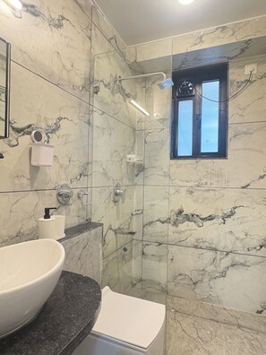 豪華公寓 | 浴室 | 淋浴設備、提供毛巾、番梘