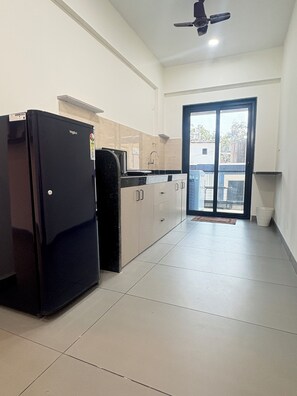 Deluxe Apartment | Private kitchen | Fridge, microwave, cookware/dishes/utensils - CasaMandrem (Mandrem)