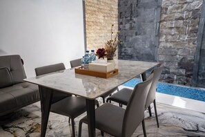 Deluxe Studio | Dining room