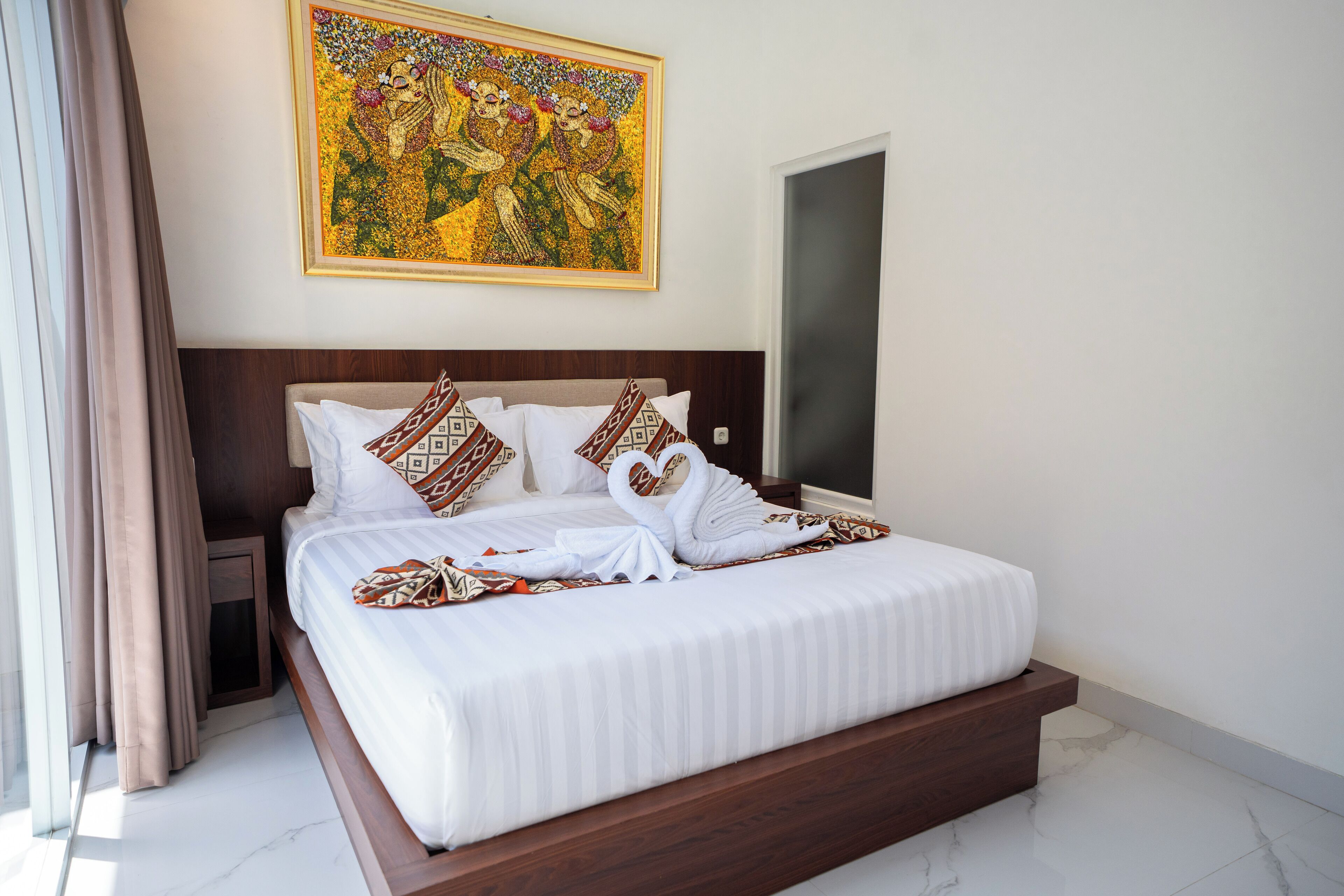 Deluxe Studio | Desk