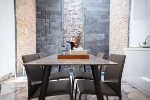 Deluxe Studio | Dining room