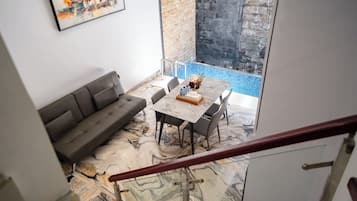 Estudio Deluxe | Cocina privada | Frigorífico, microondas y placa de cocina