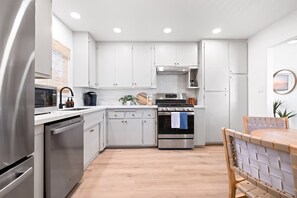 Fridge, microwave, oven, stovetop - NEW!Sauna/PingPong/Mins to La Jolla & Mission Bay! (San Diego)