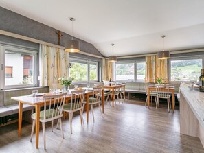 Dining - Group house in Fügen , Zilltertal Arena (Fügen im Zillertal)