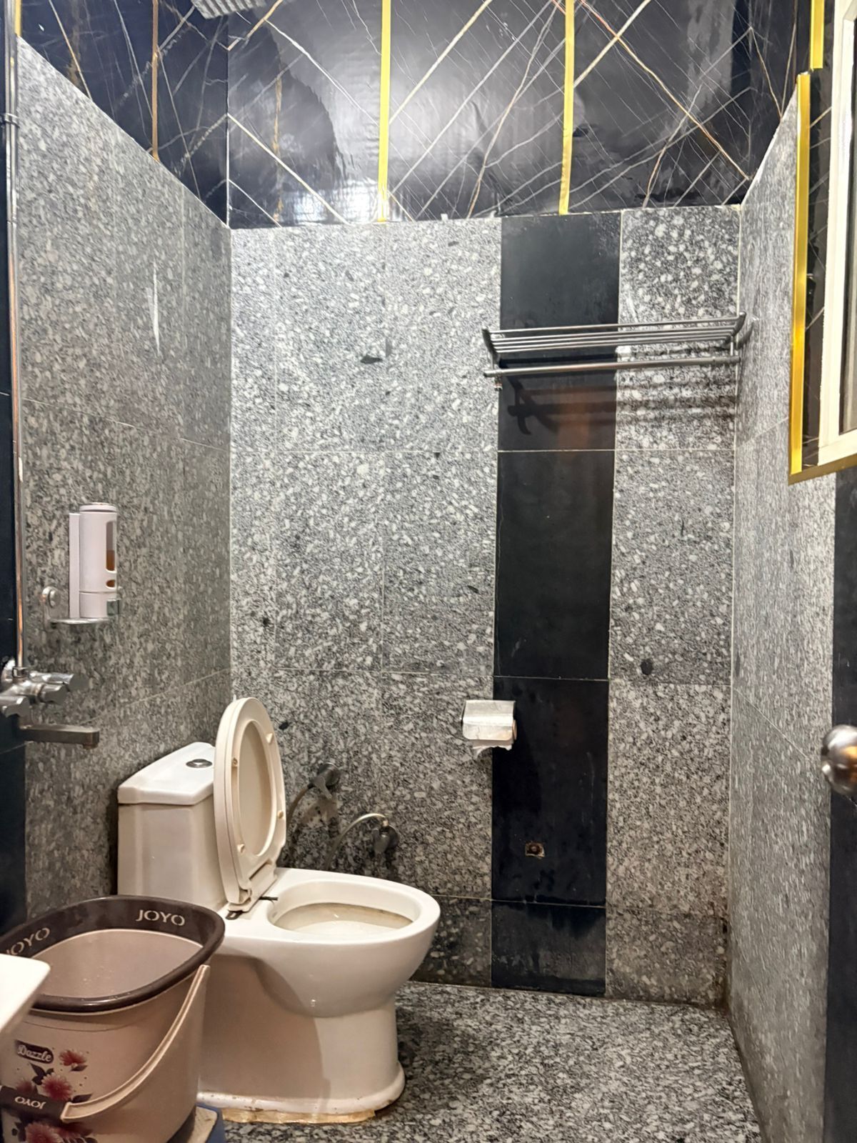 Deluxe-dobbeltværelse - byudsigt | Badeværelse | Bruser, gratis toiletartikler, håndklæder, Sæbe
