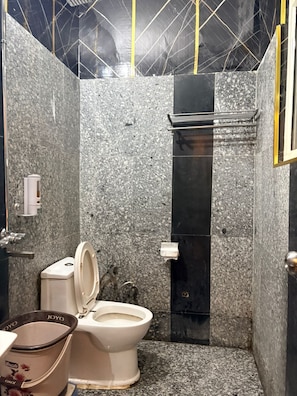 Deluxe Double Room, City View | Bathroom