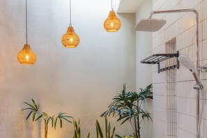 Villa, 2 habitaciones, vistas a la piscina | Ducha del cuarto de baño