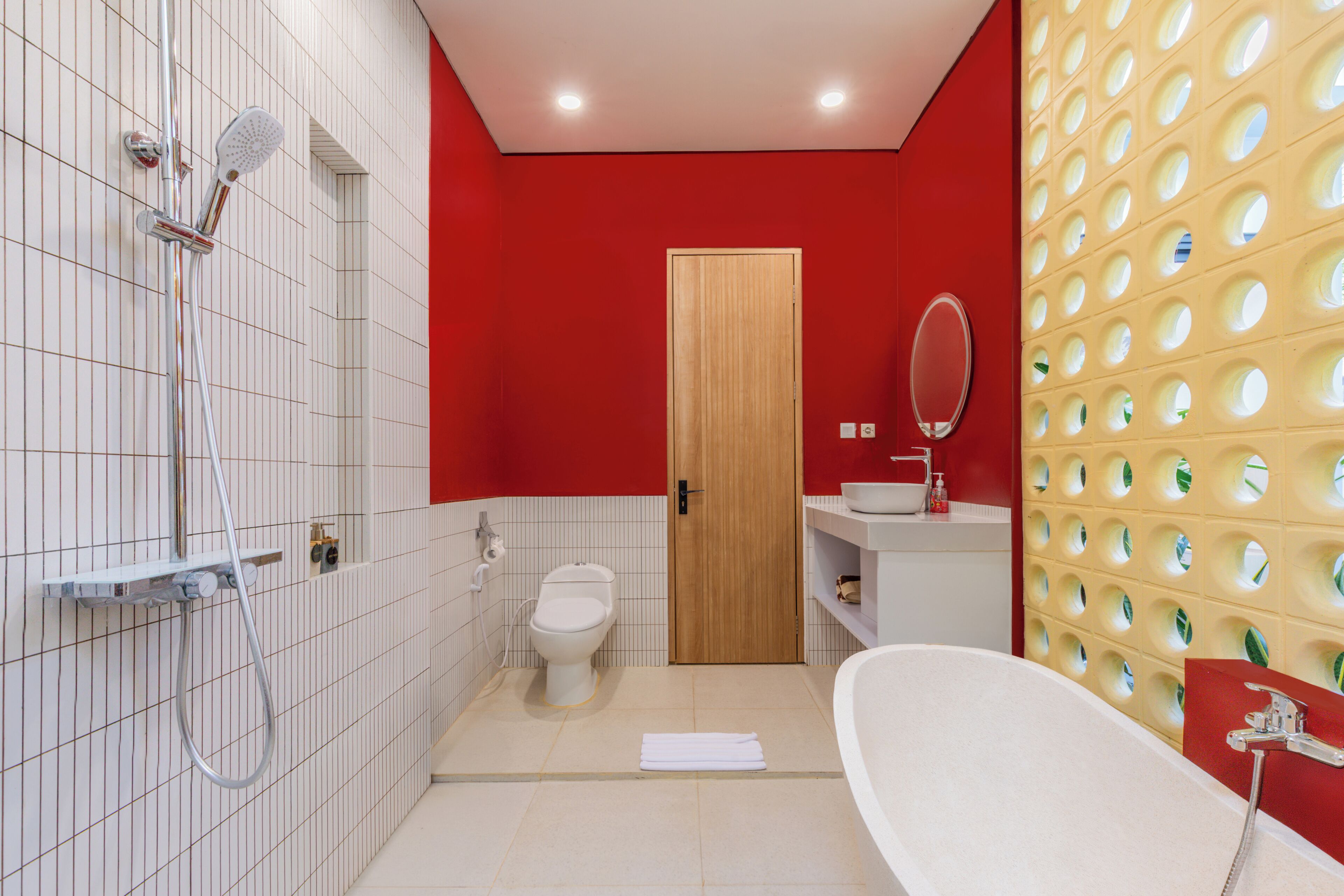 Une salle de bain avec douche, toilettes et baignoire.