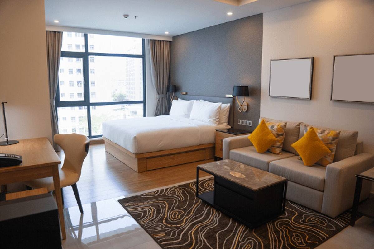 Brankas, meja kerja, setrika/meja setrika, dan Wi-Fi gratis