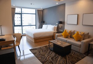 Brankas, meja kerja, setrika/meja setrika, dan Wi-Fi gratis