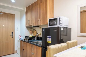Signature Condo, 1 Bedroom, Balcony, Pool View | Private kitchen - 1BR Near MOA Balcony & Wi-Fi (Pasay)