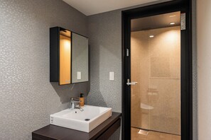 シャワー、ヘアドライヤー、タオル、石鹸