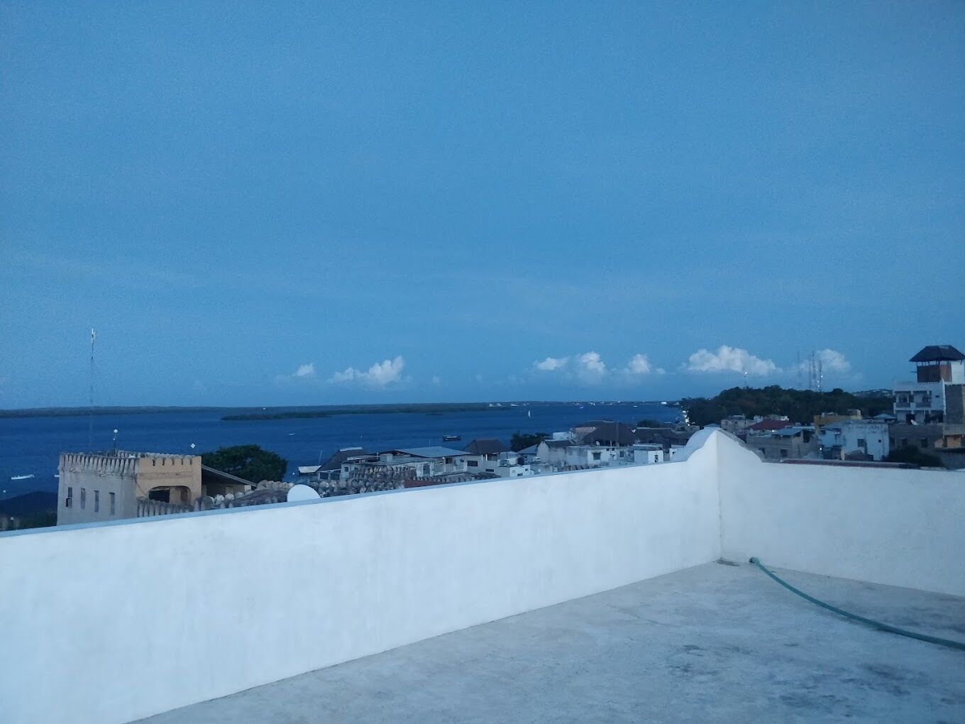 Eine Küstenstadt mit Blick auf das Meer und Gebäude.