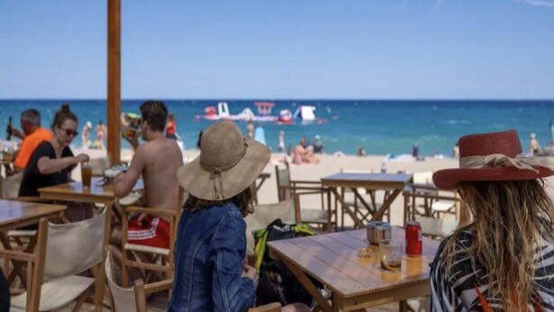 Un restaurant situé en bord de mer, avec une terrasse offrant une vue sur l’océan.